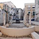 Dal punto di vista architettonico si presenta come un edificio monoabsidato e a tre navate, tutt�ora visibili perch� ben separate dalle colonne rimaste: due serie da quattro, interrotte da due pilastri in pietra con due semicolonne addossate